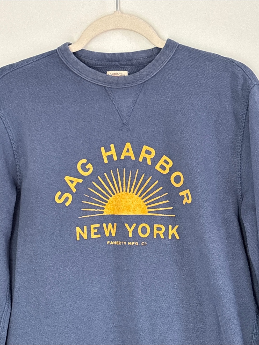 Faherty Women's Crewneck Sweatshirt Medium Sag Harbor New York Casual Cozy D63 - Picture 2 of 13